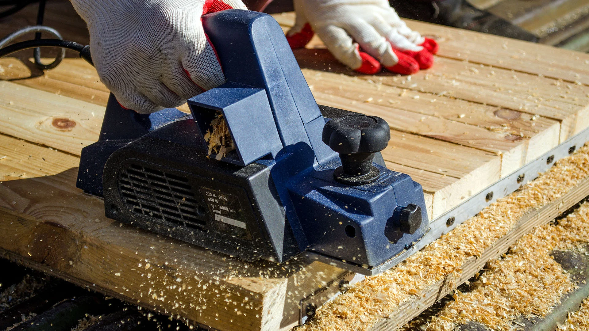 electric planer and planed boards
